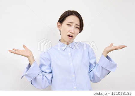女性　お手上げ　白背景 121038155