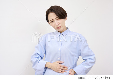 女性 腹痛 白背景 女性 腹痛 白背景 121038164