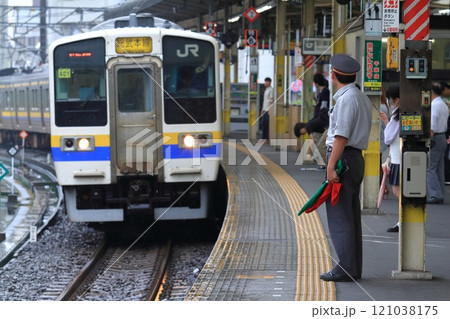千葉駅で総武本線の列車を待つシーン 千葉駅で総武本線の列車を待つシーン 121038175