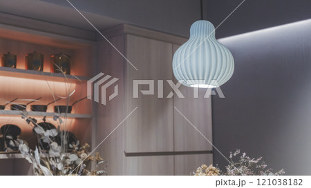 カフェ　おしゃれな照明 121038182