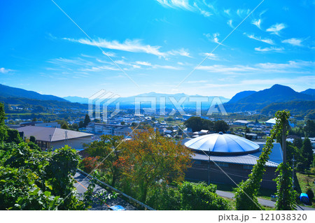 奥利根ゆけむり街道からの眺め 街並み風景と赤城山 みなかみ町 奥利根ゆけむり街道からの眺め 街並み風景と赤城山 みなかみ町 121038320