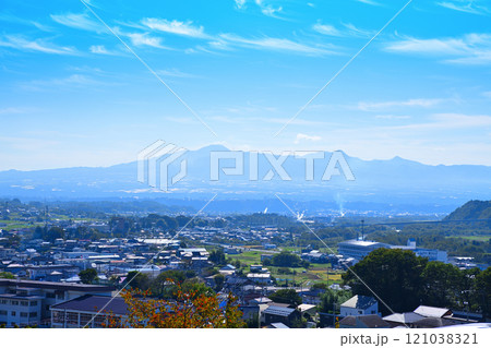 奥利根ゆけむり街道からの眺め 街並み風景と赤城山 みなかみ町 奥利根ゆけむり街道からの眺め 街並み風景と赤城山 みなかみ町 121038321