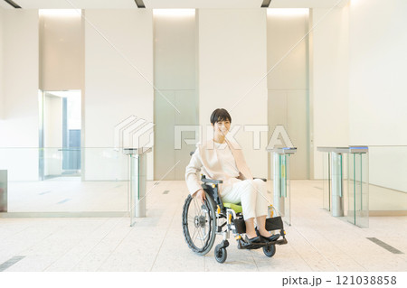 オフィスビルに入る車椅子ユーザー 121038858