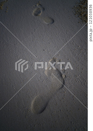 砂浜に残された人の足跡 121038936