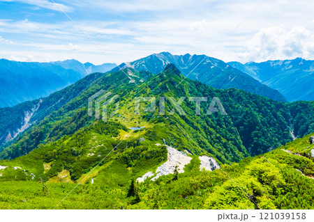 夏の烏帽子岳・南沢岳登山（南沢岳山頂から烏帽子岳方面の眺め） 121039158