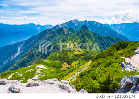 夏の烏帽子岳・南沢岳登山（南沢岳山頂から烏帽子岳方面の眺め） 121039174