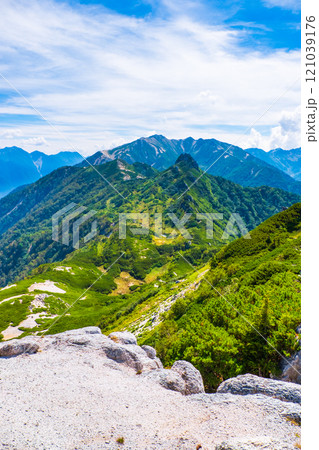 夏の烏帽子岳・南沢岳登山（南沢岳山頂から烏帽子岳方面の眺め） 121039176