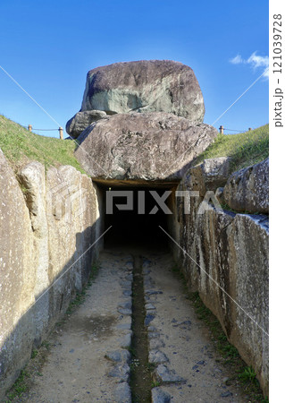 石舞台古墳・国の特別史跡(奈良県・明日香村) 石舞台古墳・国の特別史跡(奈良県・明日香村) 121039728