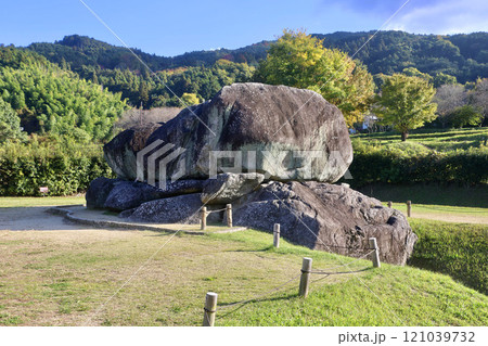 石舞台古墳・国の特別史跡(奈良県・明日香村) 石舞台古墳・国の特別史跡(奈良県・明日香村) 121039732
