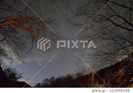 満点の星空と美しい紅葉 夜景 Ver.2024-11-1 121040188
