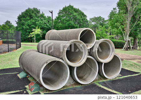 積み上げられた土管 121040653