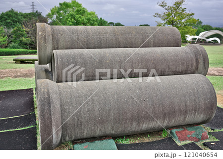 積み上げられた土管 積み上げられた土管 121040654