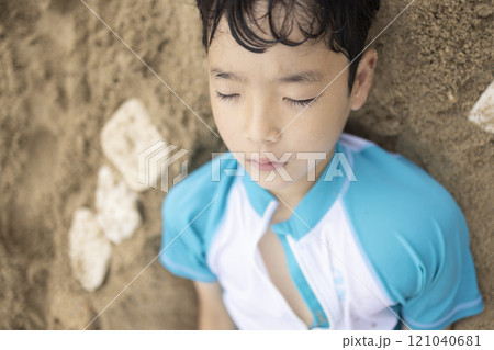 海水浴を楽しむ子ども 121040681