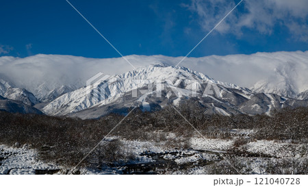 清流と雪の北アルプス　長野県白馬村 121040728