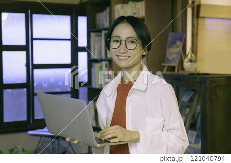古民家カフェでパソコン作業をするミドルエイジの女性 121040794