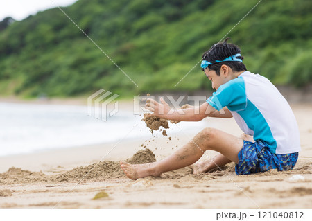 海水浴を楽しむ子ども 海水浴を楽しむ子ども 121040812