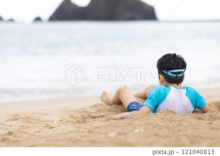 海水浴を楽しむ子ども 海水浴を楽しむ子ども 121040813