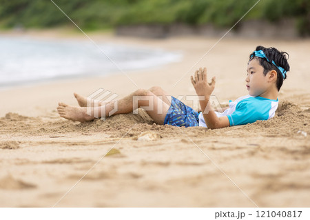 海水浴を楽しむ子ども 海水浴を楽しむ子ども 121040817