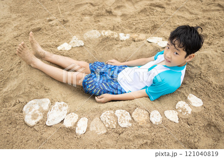 海水浴を楽しむ子ども 121040819