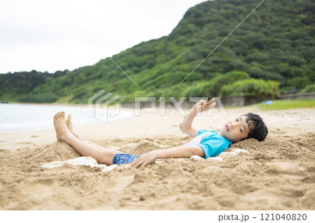 海水浴を楽しむ子ども 海水浴を楽しむ子ども 121040820