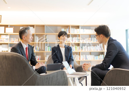 打ち合わせをするビジネスパーソン 121040932