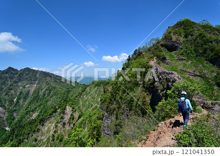 6月新緑の戸隠山蟻の戸渡りを歩く登山者 6月新緑の戸隠山蟻の戸渡りを歩く登山者 121041350