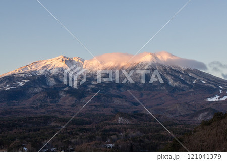 朝日に照らされる冬の御嶽山 121041379