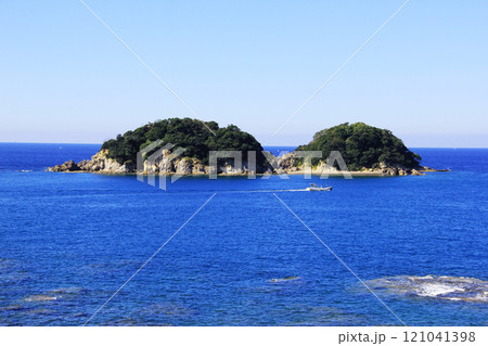 みなべ町の鹿島と美しい海 121041398