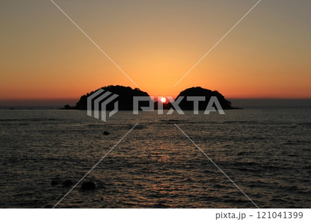 みなべ町の鹿島に沈む夕日 121041399