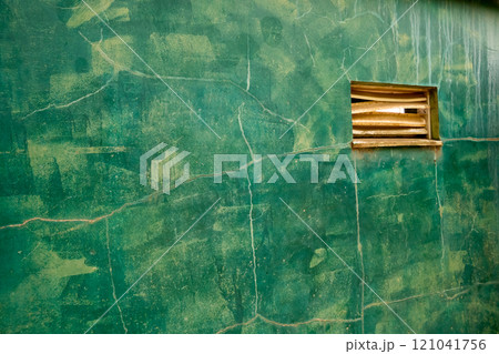 コンクリート壁のヒビ 121041756