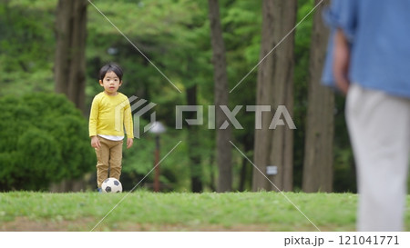 公園で父親とサッカーをする4歳の男の子 公園で父親とサッカーをする4歳の男の子 121041771