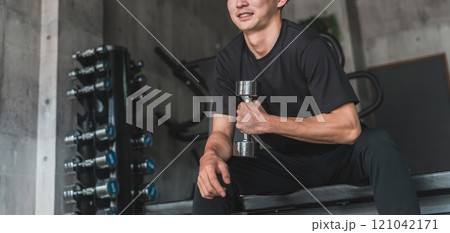 スポーツジムでダンベル・鉄アレイを使って腕を鍛える筋トレをするアジア人男性 スポーツジムでダンベル・鉄アレイを使って腕を鍛える筋トレをするアジア人男性 121042171