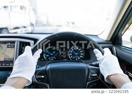 車を運転する男性の手 車を運転する男性の手 121042195