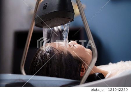 炭酸ヘッドスパを受ける女性 121042229