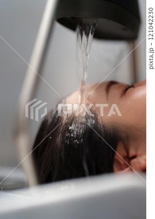 炭酸ヘッドスパを受ける女性 炭酸ヘッドスパを受ける女性 121042230