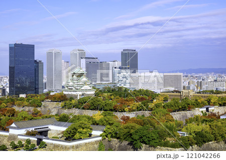 紅葉が美しい大阪城天守閣と立ち並ぶ高層ビル群(大阪府大阪市) 紅葉が美しい大阪城天守閣と立ち並ぶ高層ビル群(大阪府大阪市) 121042266