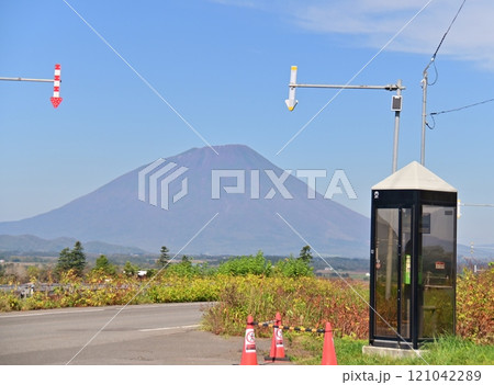 羊蹄山の見える道路と公衆電話ボックス 羊蹄山の見える道路と公衆電話ボックス 121042289