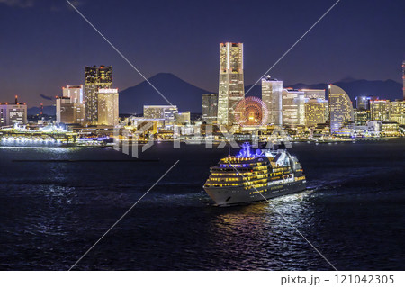 マジックアワーの富士山とみなとみらいの夜景 マジックアワーの富士山とみなとみらいの夜景 121042305