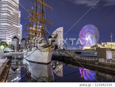 マジックアワーの富士山とみなとみらいの夜景 121042310