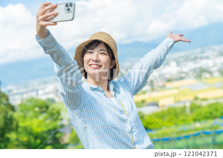 綺麗な景色をスマホで撮影する女性 旅行する女性 綺麗な景色をスマホで撮影する女性 旅行する女性 121042371