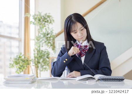 教育イメージ　勉強している女子高生 121042417