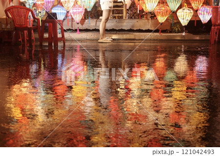 ホイアンの雨の日に映るランタン ホイアンの雨の日に映るランタン 121042493