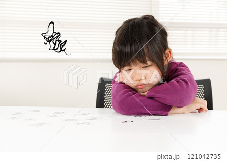 勉強が苦手な小学生の女子。むずかしくて分からない感情 勉強が苦手な小学生の女子。むずかしくて分からない感情 121042735