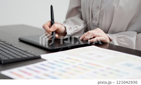 パソコンで仕事をするクリエイターの女性 121042930