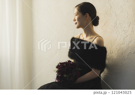黒いドレスの女性 121043025