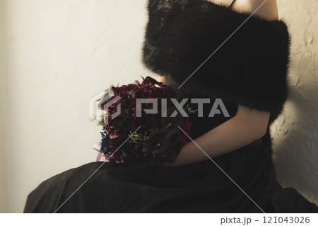 黒いドレスの女性 121043026