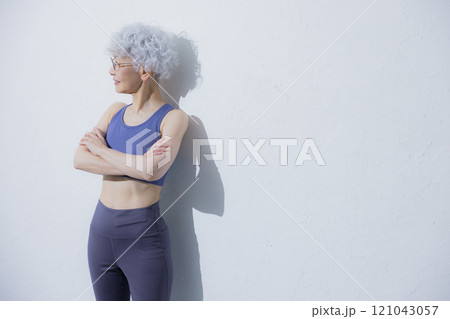 スポーツウェアのシニア女性 スポーツウェアのシニア女性 121043057