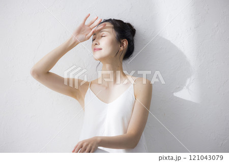 若い女性のボディケア 若い女性のボディケア 121043079