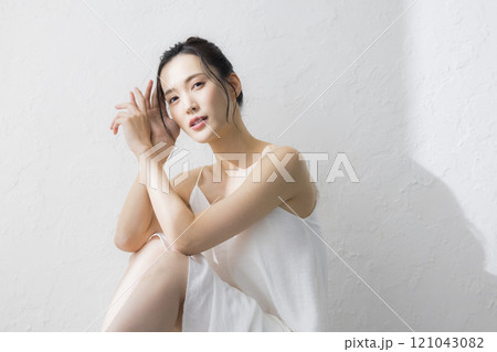 若い女性のボディケア　　　　 121043082