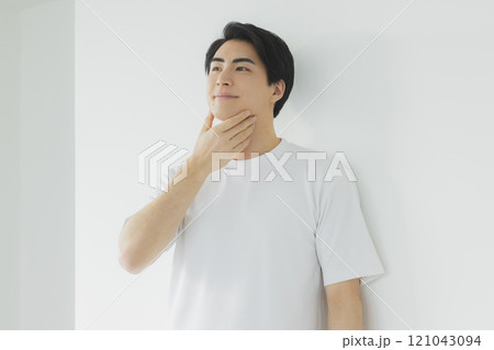 白いTシャツの男性 白いTシャツの男性 121043094